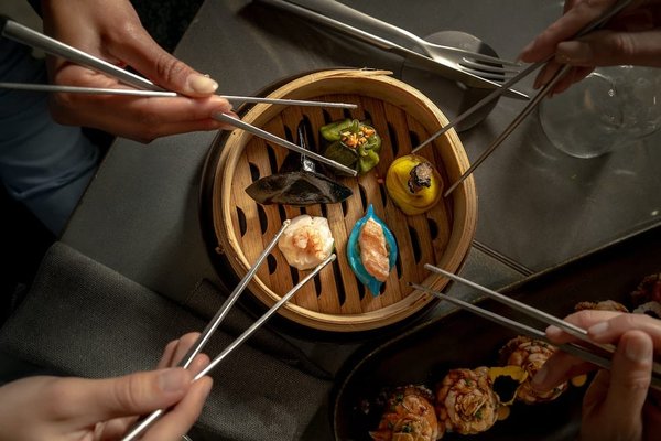 Quelles techniques culinaires asiatiques peuvent être intégrées dans un menu occidental créatif ?