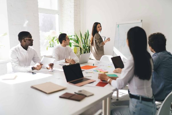 Quelles sont les stratégies pour attirer une clientèle internationale dans un restaurant touristique ?